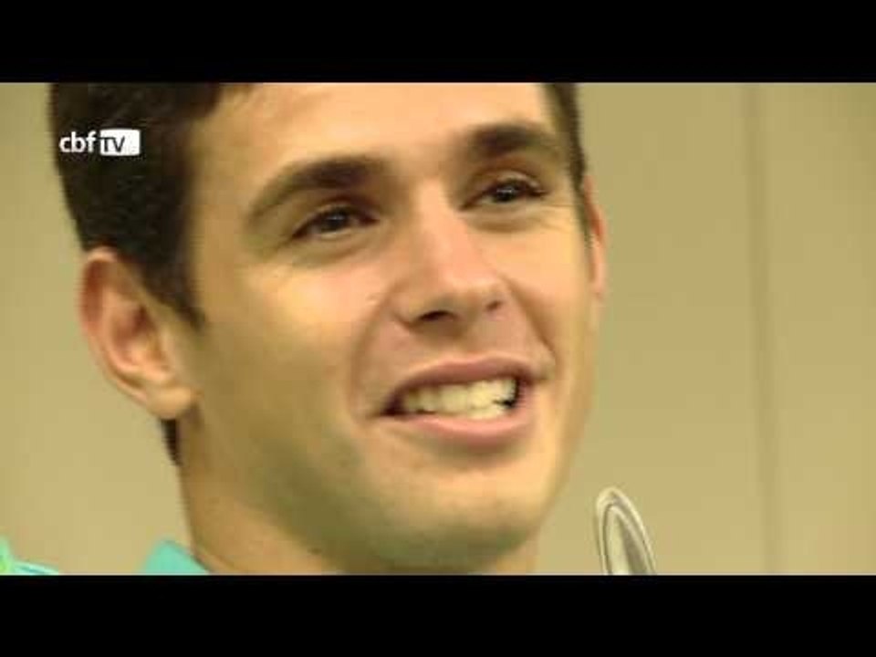 Oscar ganha bolo surpresa em seu aniversário