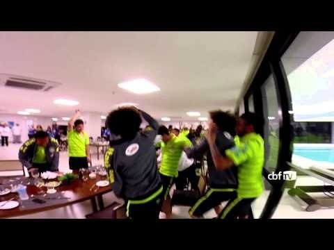 Equipe canta parabéns para Hernanes
