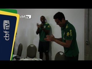Julio Cesar ganha bolo de aniversário na concentração da Seleção