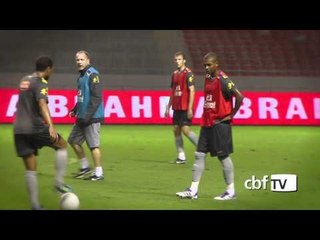 Sob forte chuva Seleção treina na Costa Rica