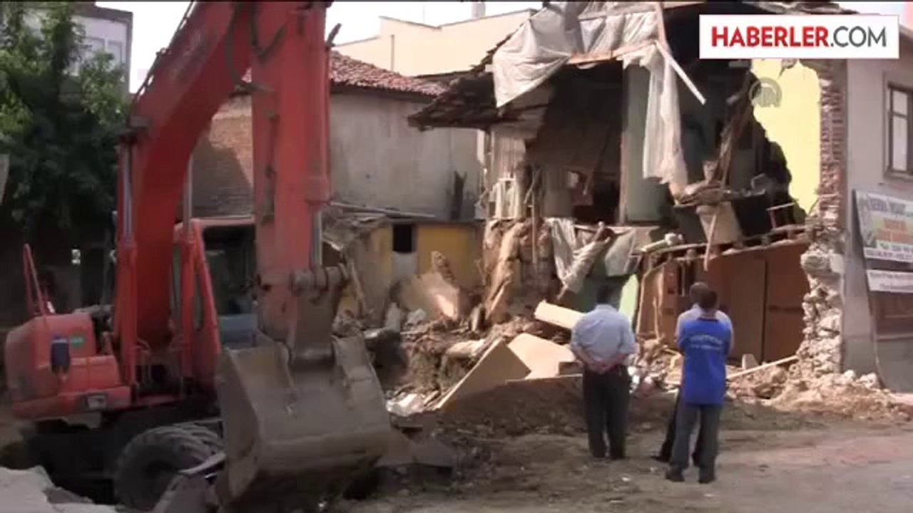Temel kazısının bitişiğindeki iki katlı evin duvarı çöktü -