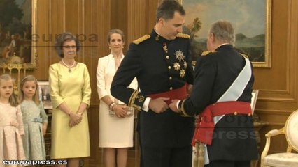 Felipe VI recibe de manos de su padre el fajín