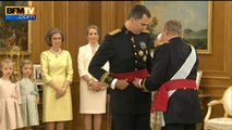 Juan Carlos remet l'écharpe qui incarne l'autorité militaire à son fils, Felipe VI - 19/06
