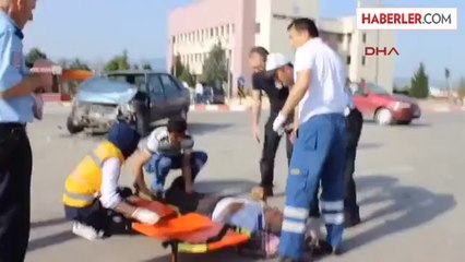 Kütahya Tavşanlı Otomobilin Çarptığı Minibüsteki Yolcu Araçtan Yola Fırladıotomobilin Çarptığı...