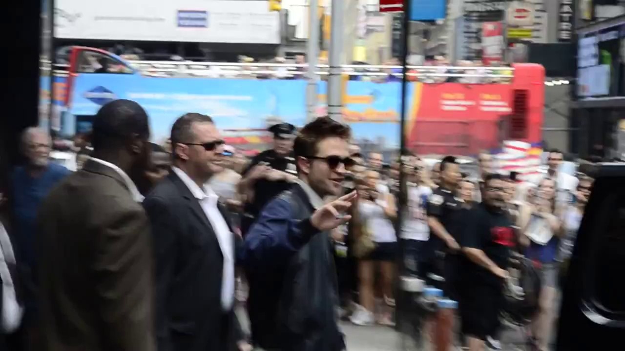 17.06.2014 NYC  Robert Pattinson Leaving GMA