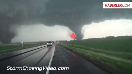 Araç İki Hortumun Arasında Kayboldu