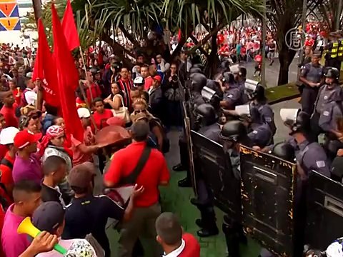 Тысячи протестующих вышли на улицы Сан-Паулу