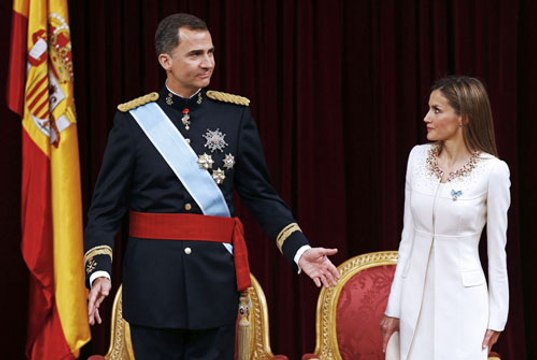 Sacré roi d'Espagne, Felipe VI plaide pour une « monarchie nouvelle »