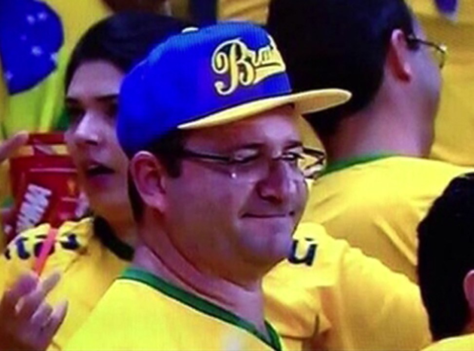 Mais que fait François Hollande au Mondial du Brésil ? - ZAPPING ACTU DU 19/06/2014