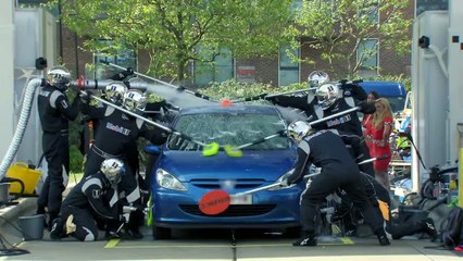 Le lavage de voiture sauce F1, avec Jenson Button en cadeau