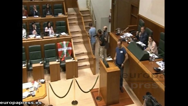 EH Bildu deposita una ikurriña en el escaño de Urkullu