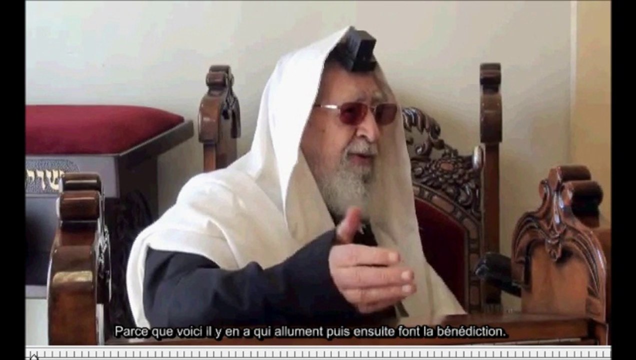 Rav Ovadia Yossef et l'allumage des bougies de Chabbat (sous-titré Français)