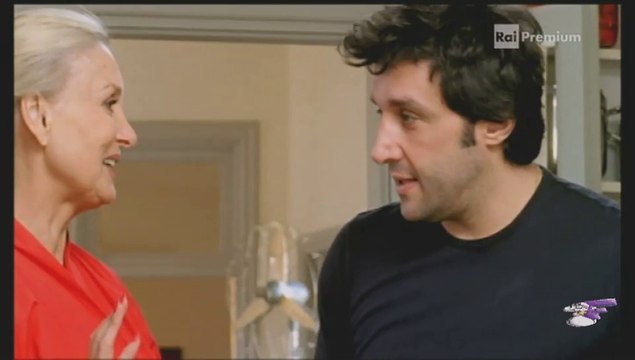 La colazione del tutto particolare fra Flavio Insinna e Barbara Bouchet in Ho sposato uno Sbirro