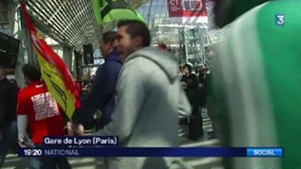 Excédé, un usager de la SNCF lance une bouteille d'eau à un cheminot gréviste