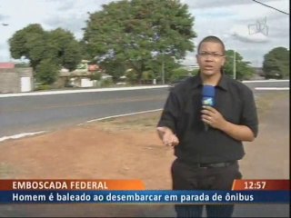 HOMEM É BALEADO APÓS DESEMBARCAR EM PARADA DE ÔNIBUS