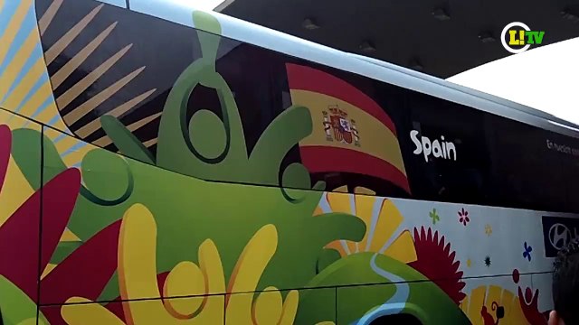 Poucos torcedores recepcionam a eliminada Espanha em Curitiba