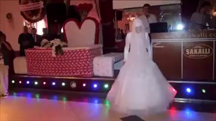 Gelin İle Damat'ın Düğün Salonuna Muhteşem Girişi