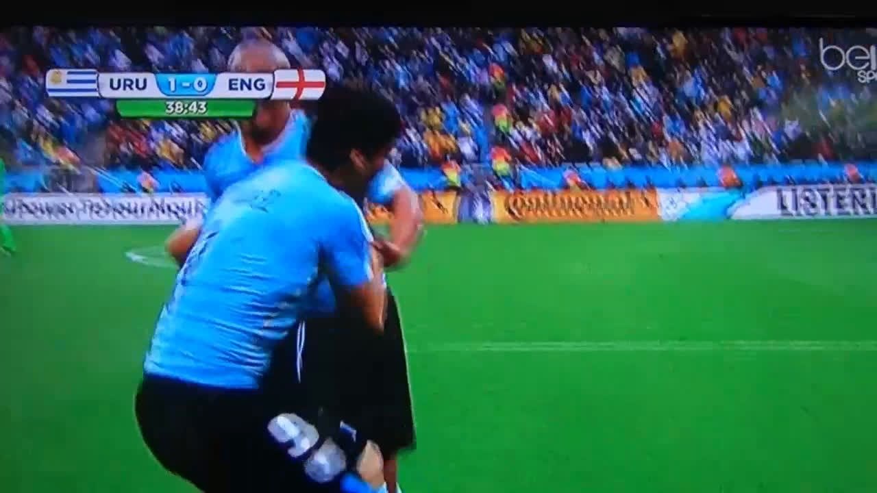 هدف أوروجواي الأول في انجلترا