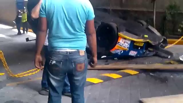 Une voiture de rallye fait une chute de cinq mètres ! a voir