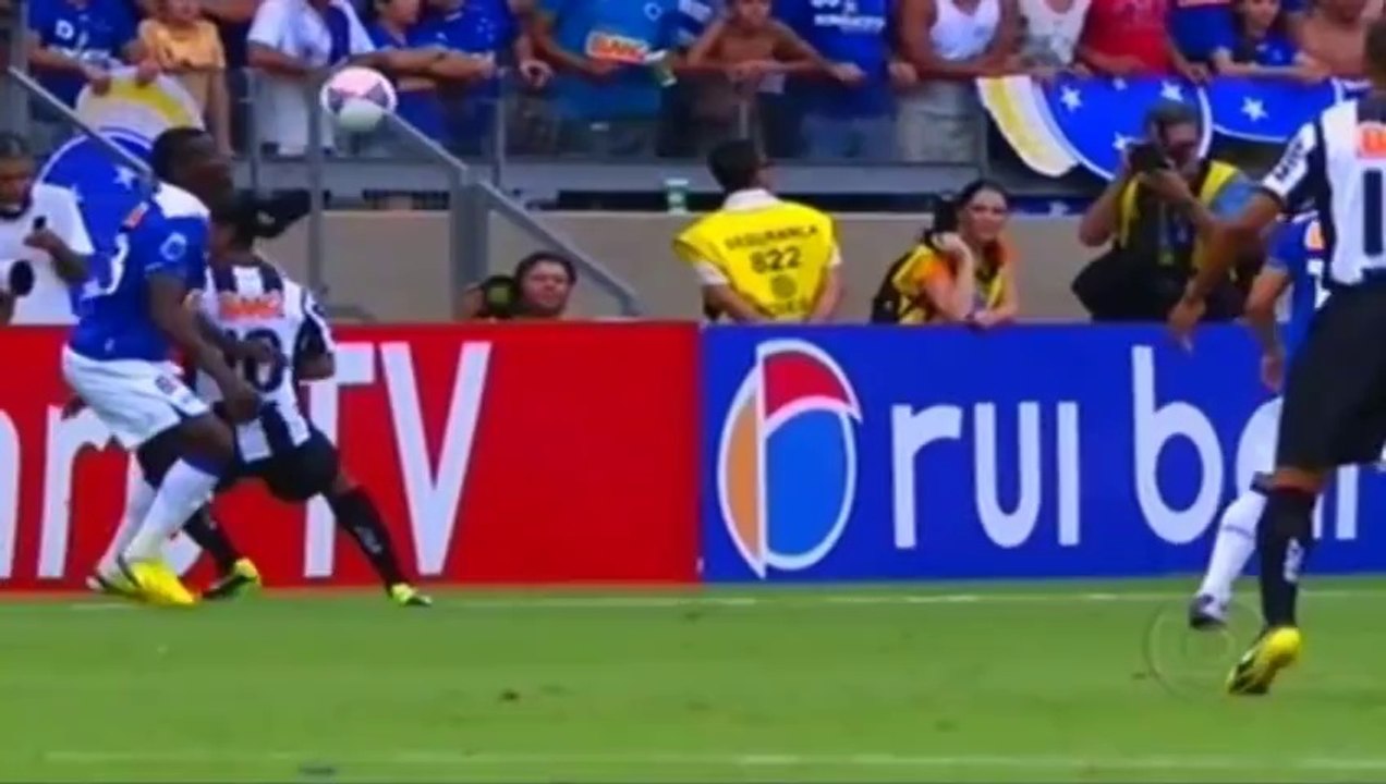 Ronaldinho - Sombrero Skill vs Cruzeiro - 03 02 2013