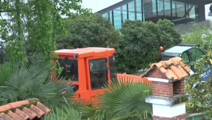 LES W-D.D. MICHOU FRIDAY NEWS - 23 MAI 2014 - EMBARQUEMENT DU MATERIEL DE T.P. UTILISE POUR LA RENOVATION DE LA CHAUSSEE AVE NITOT.