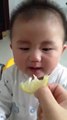 Limonla İlk Defa Tanışan Sevimli Bebek