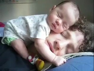 Babasının kafasının üstünde uyuyan tatlı bebek