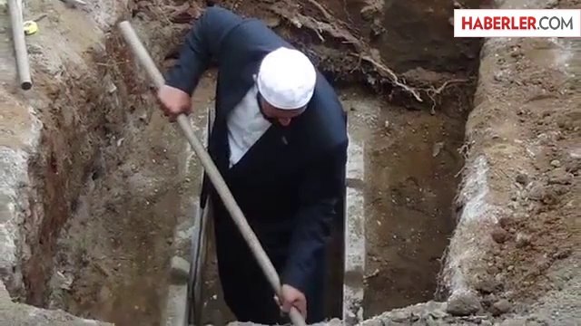İmam Mezarını Kendi Eliyle Kazdı