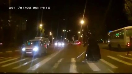 ダースベイダー Darth Vader crossing the street