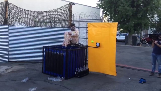 Se jeter dans un bain de Coca avec un costume de mentos... ça va bouillir!