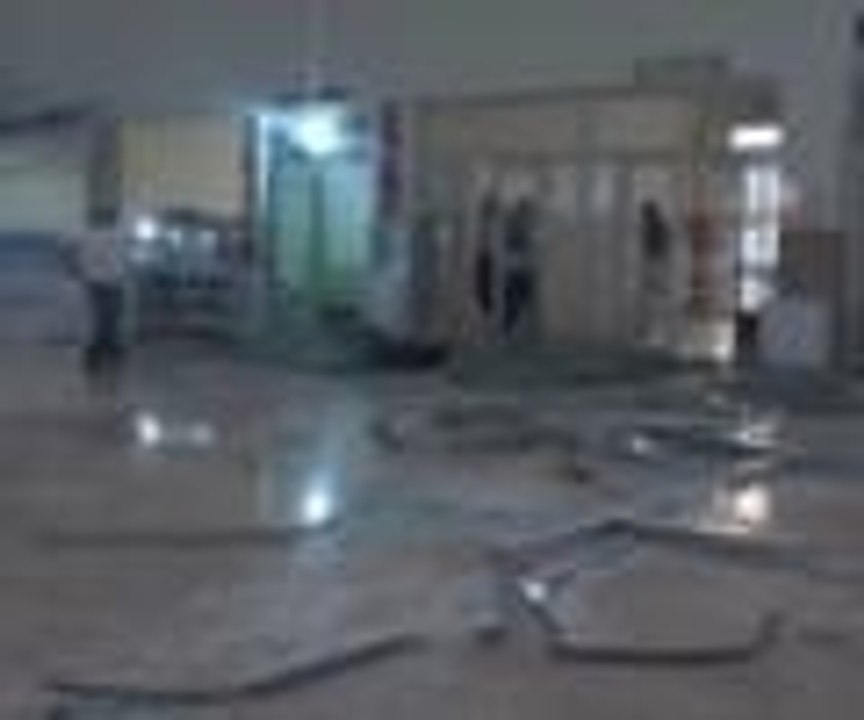 Şiddetli rüzgar camları kırdı