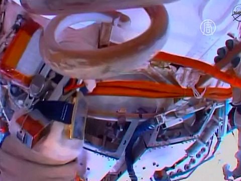 Россияне вышли в открытый космос поработать