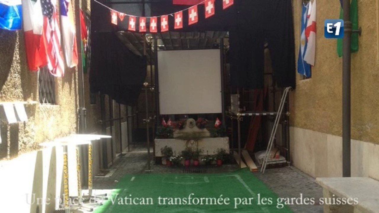 Au Vatican, les gardes suisses mobilisés pour la Coupe du monde
