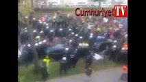 Polis Türk Bayrağı'nı yere attı Viyana böyle karıştı