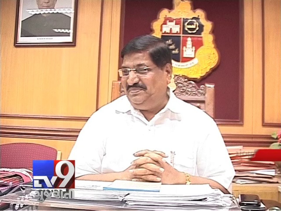 Potholes appear on repaired road after first rains in Mumbai - Tv9 Gujarati