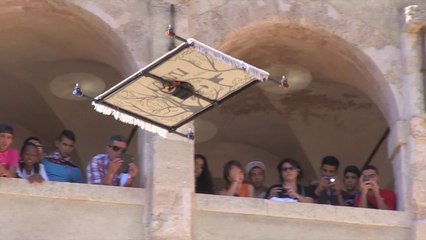 Marseille : un tapis volant étonne au MuCem