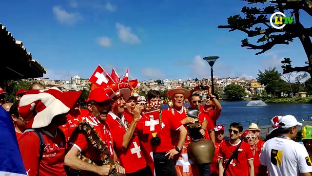 Torcedores suíços fazem a festa antes de jogo na Fonte Nova