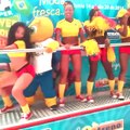 Fuleco encoxa dançarinas e mostra que está muito vivo na Copa do Mundo