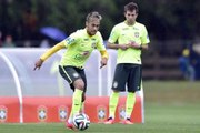 Neymar faz a alegria do povo com balão e gol olímpico em treino