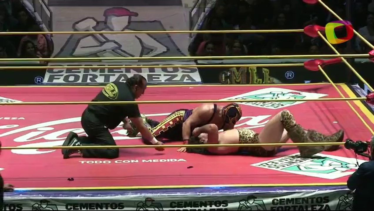 Hechicero vs Cavernario in a En Busca de un Idolo final