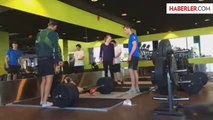 Halteri Kaldıran Genç Ağırlığın Altında Kaldı