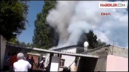 Çatı Yangınında İtfaiye Eri Yaralandı