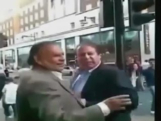 Nawaz Sharif Ko Aik Aadmi Insult Karte Huwey