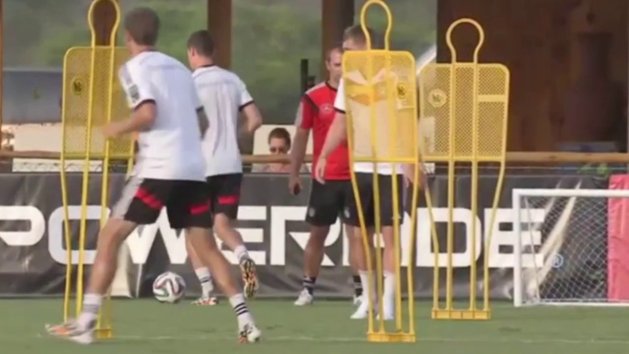 Quand Thomas Müller canarde un membre du staff de la Mannschaft