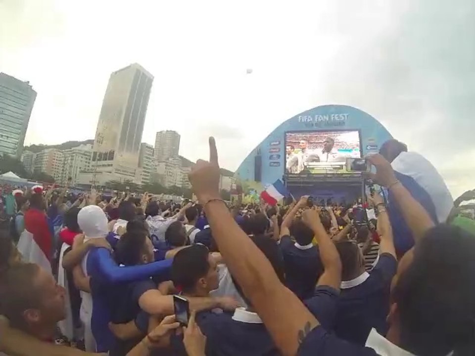 Coupe du monde de football: La Marseillaise chante par des milliers de personnes a Copacabana a Rio de Janeiro