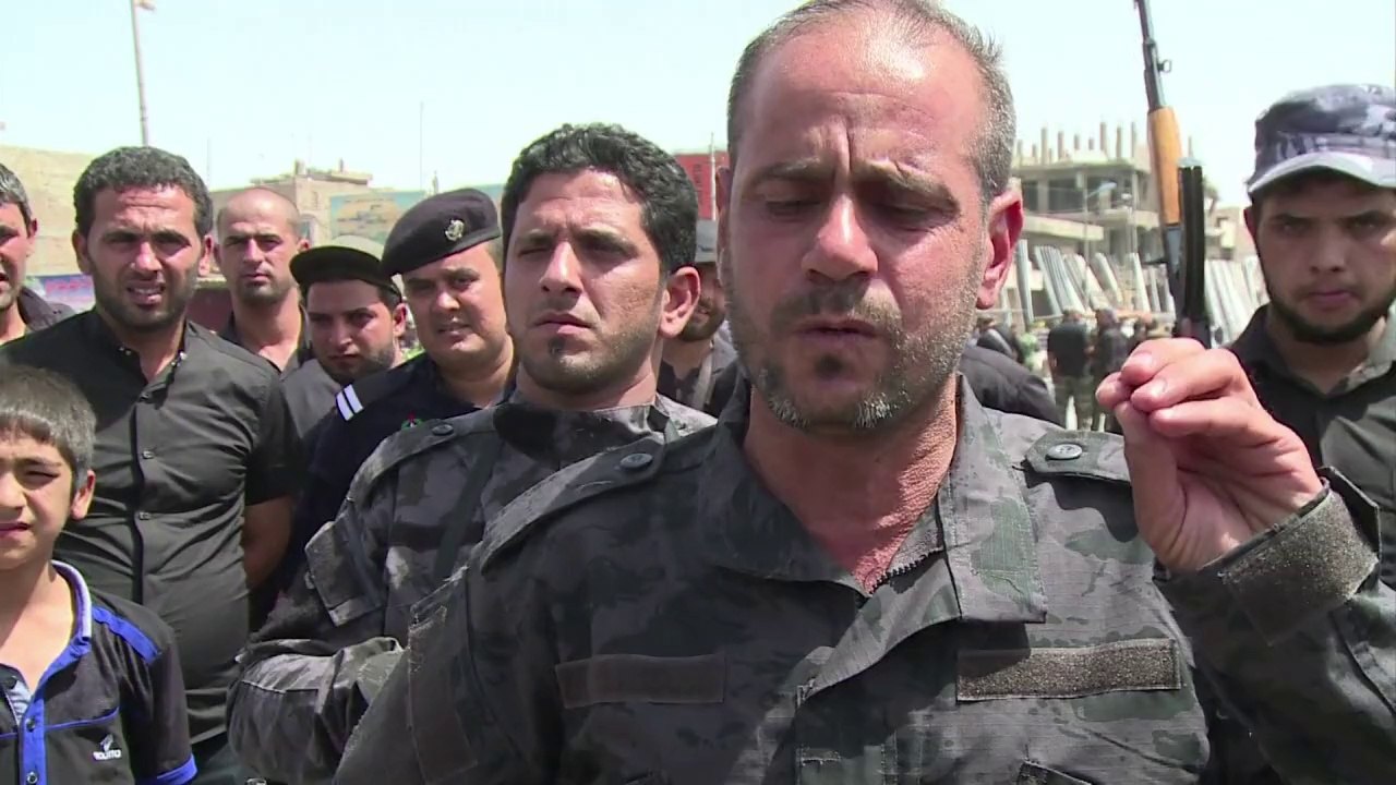 Irak: parade des combattants chiites d'al-Sadr...