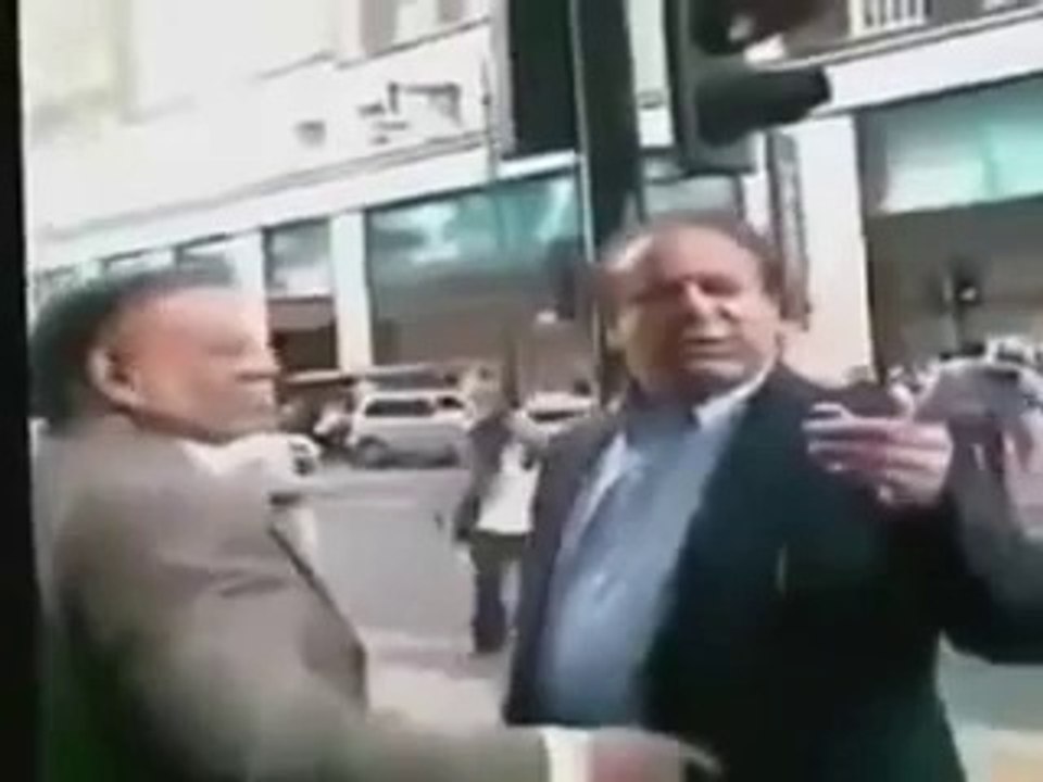 Nawaz Sharif Ko Aik Aadmi Insult Karte Huwey
