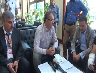 FIRAT ÜNİVERSİTESİ GÜVENLİKÇİLERİ COPLARLA GAZETECİLERE SALDIRDI: 10 YARALI