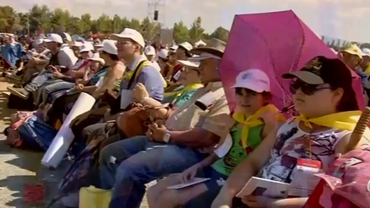 Pope lambasts mobsters, says mafiosi "are excommunicated"