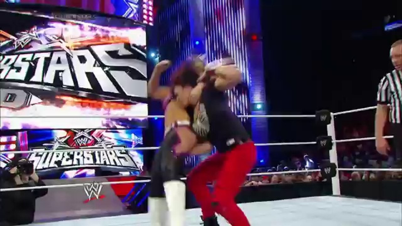 Natalya vs Tamina Snuka
